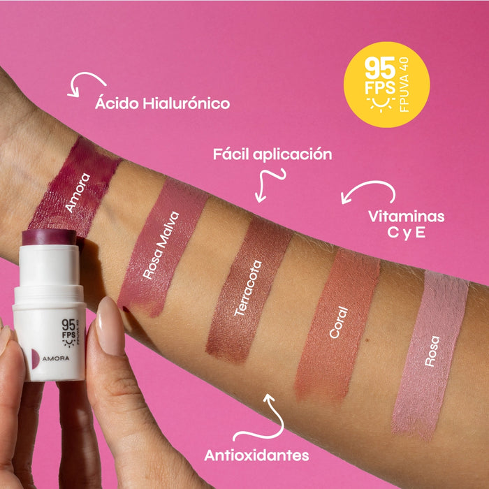 Ollie seis tonos del protector solar multifuncional con color FPS 95 de Ollie aplicados en el brazo, con ingredientes como ácido hialurónico, vitaminas C y E, y antioxidantes.