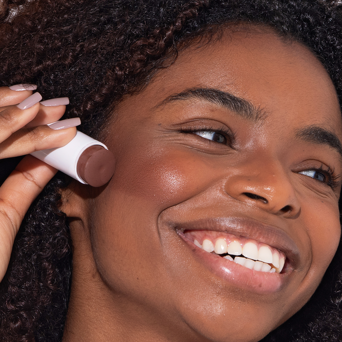 Protector Solar en Barra Con Color FPS 95 - ¡Increíblemente práctico! Protector Solar en Barra Con Color de Ollie ofrece una cobertura media, larga duración y FPS 95 con FPUVA 40. Es ideal para todo tipo de piel, tiene un acabado sin brillo además de ayud