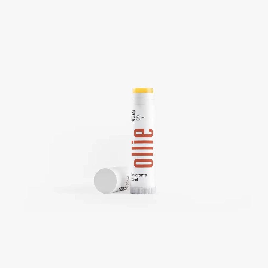 Hidratante labial Ollie FPS 50 de pie con tapa al lado